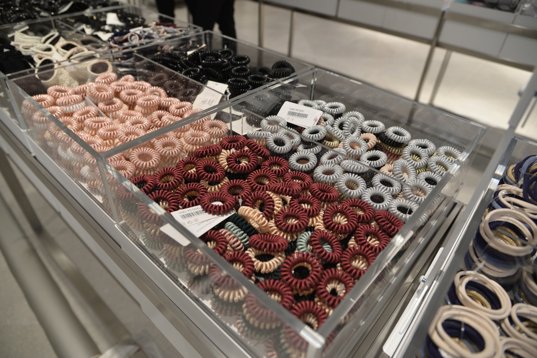 ben trong cua hang H&M dau tien tai Ha Noi anh 6