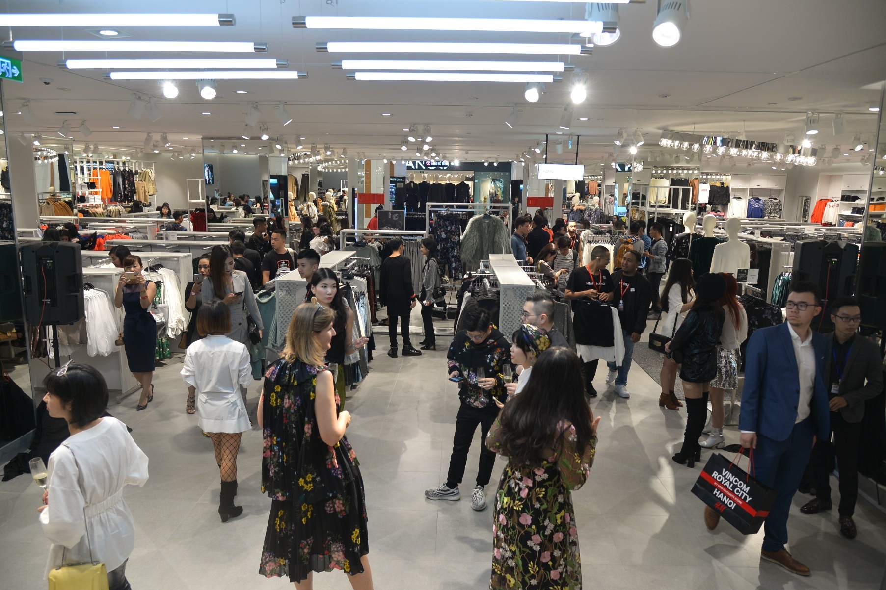 ben trong cua hang H&M dau tien tai Ha Noi anh 10