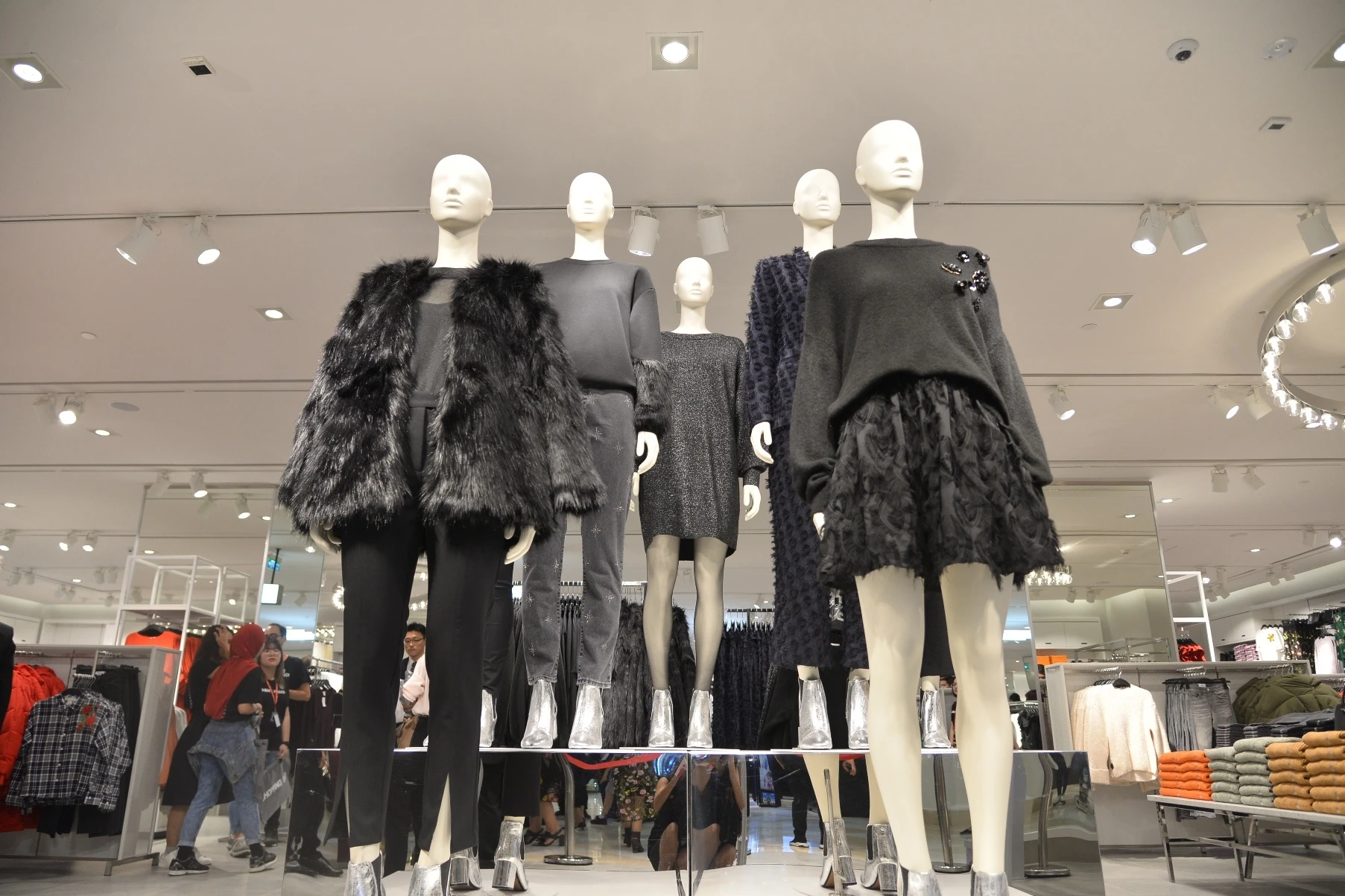 ben trong cua hang H&M dau tien tai Ha Noi anh 1