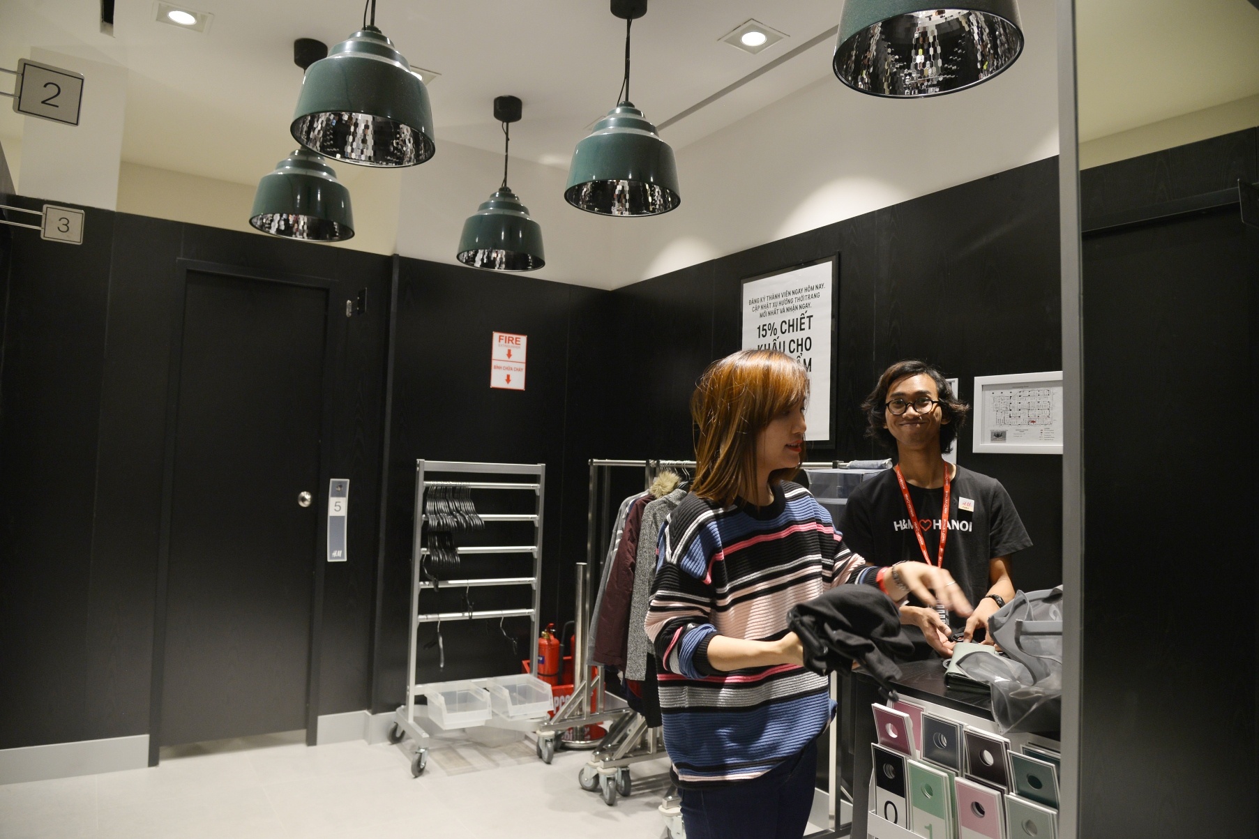 ben trong cua hang H&M dau tien tai Ha Noi anh 8