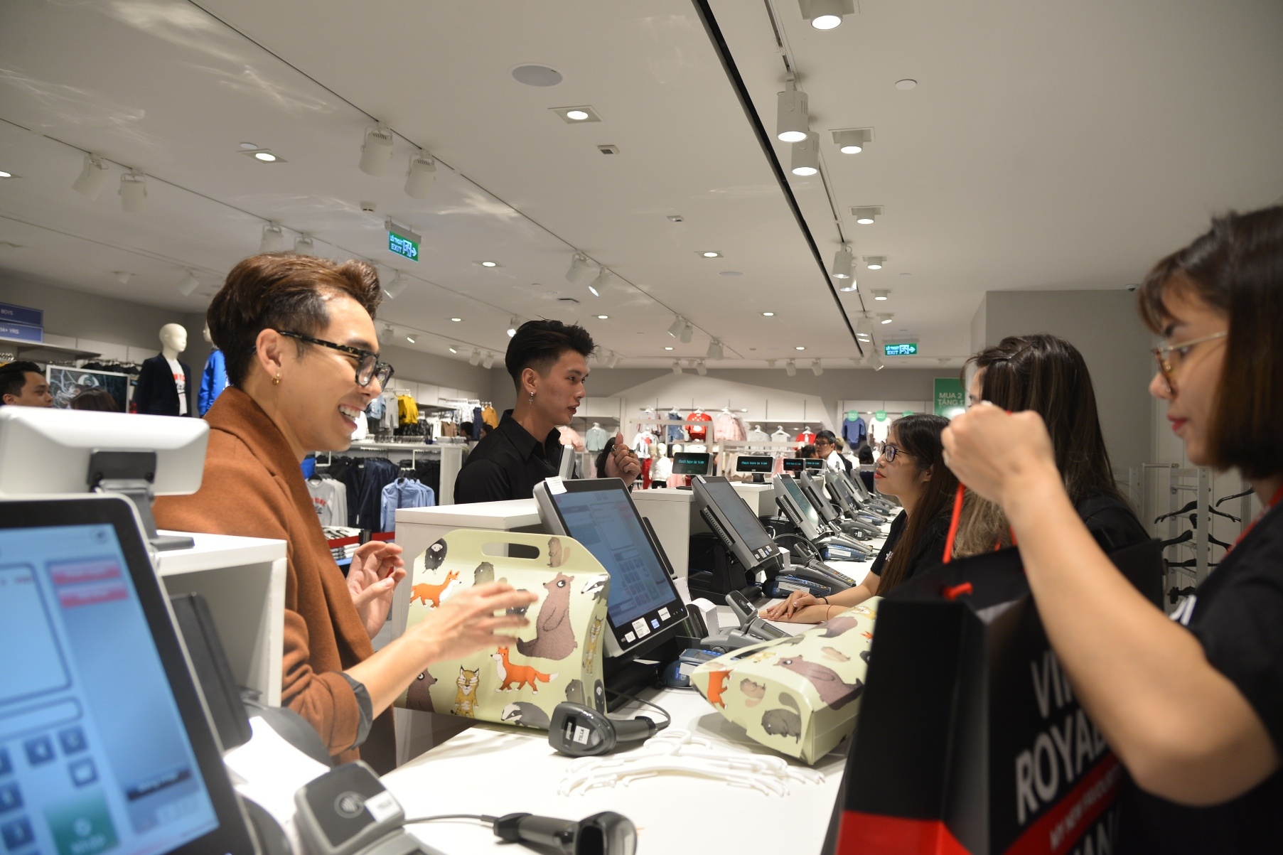 ben trong cua hang H&M dau tien tai Ha Noi anh 7