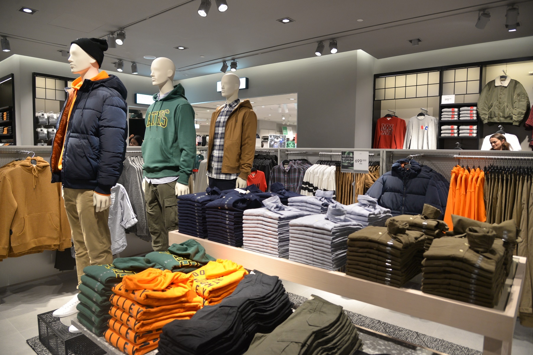 ben trong cua hang H&M dau tien tai Ha Noi anh 3