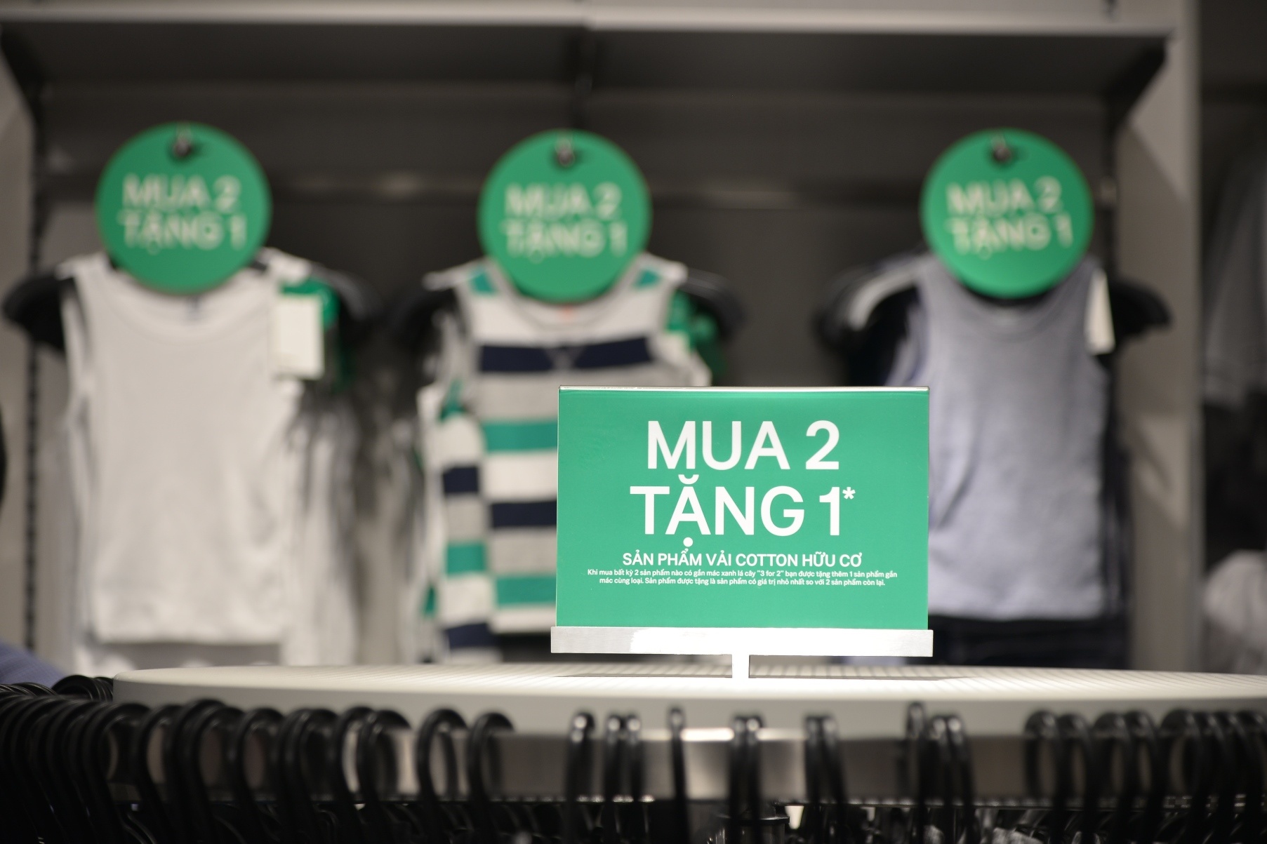 ben trong cua hang H&M dau tien tai Ha Noi anh 9