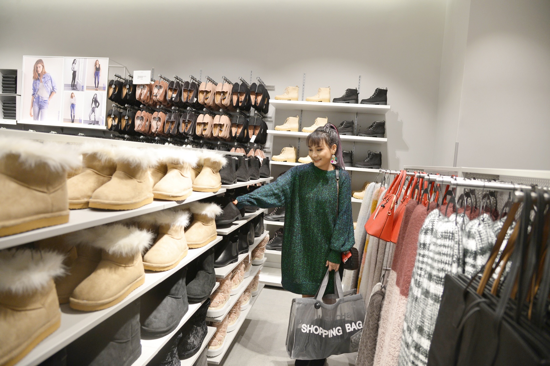 ben trong cua hang H&M dau tien tai Ha Noi anh 11