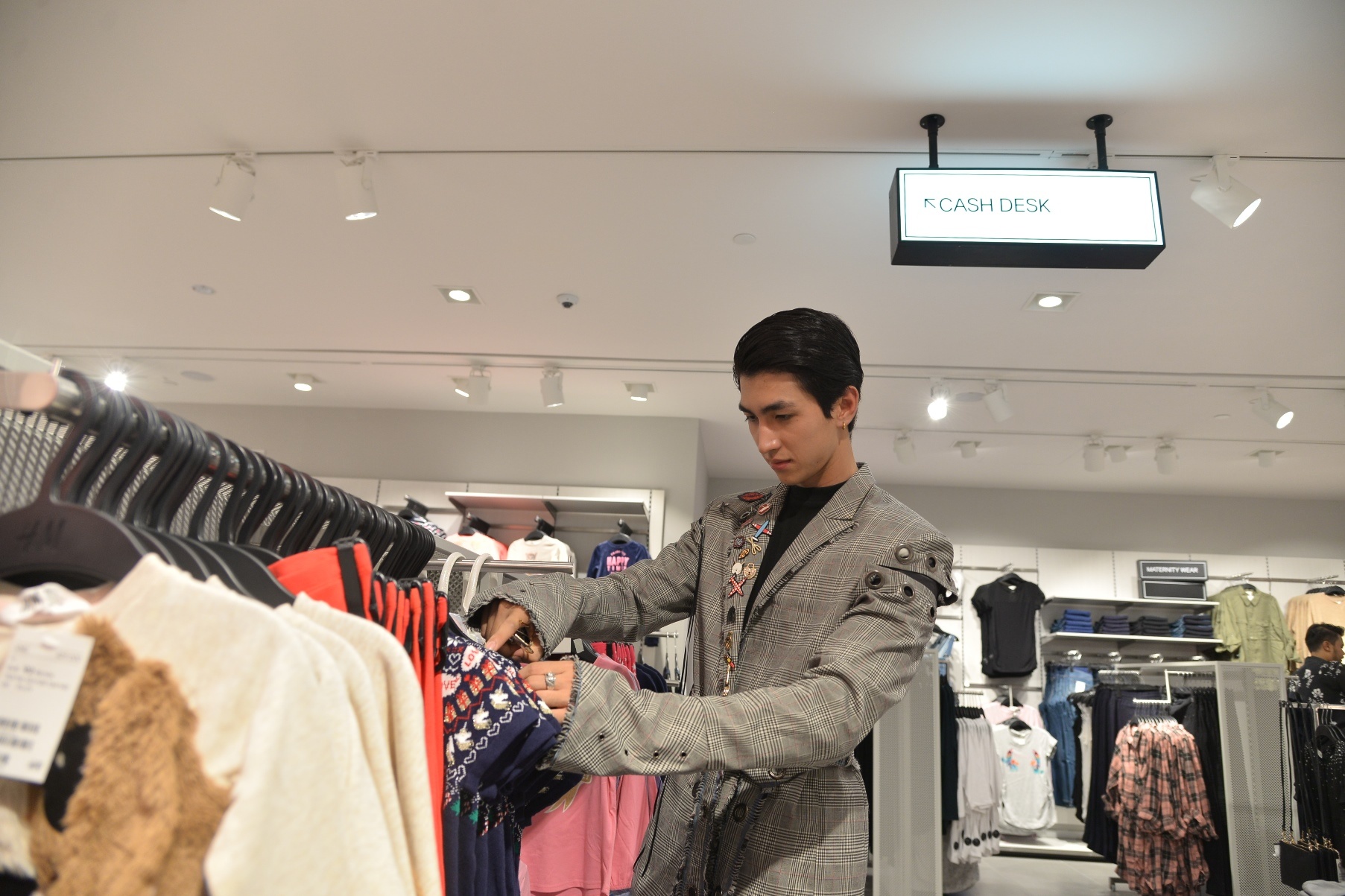 ben trong cua hang H&M dau tien tai Ha Noi anh 12