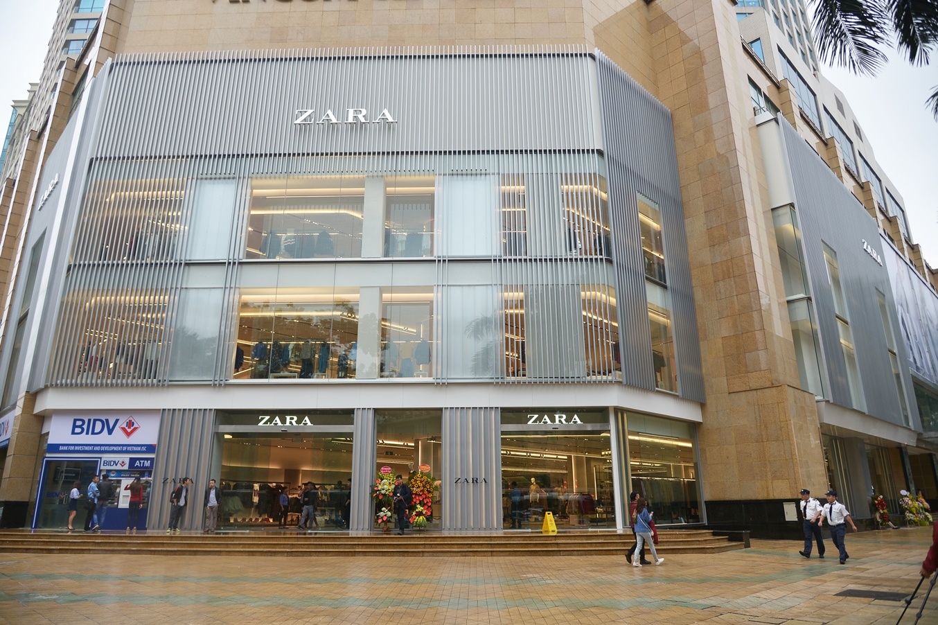 Co gi ben trong cua hang Zara dau tien o Ha Noi? hinh anh