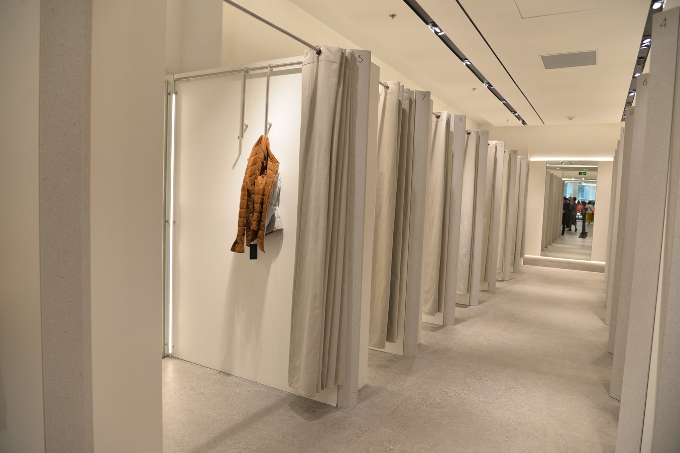 zara ngay dau khai truong. anh 10