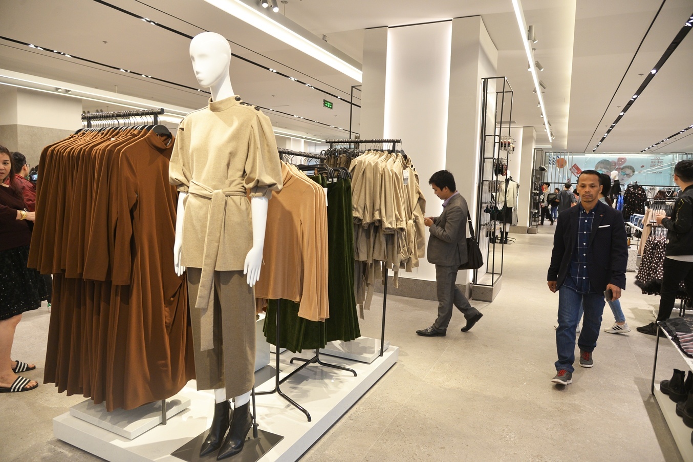 Khac Sai Gon, cua hang Zara dau tien o Ha Noi vang ve sang khai truong hinh anh