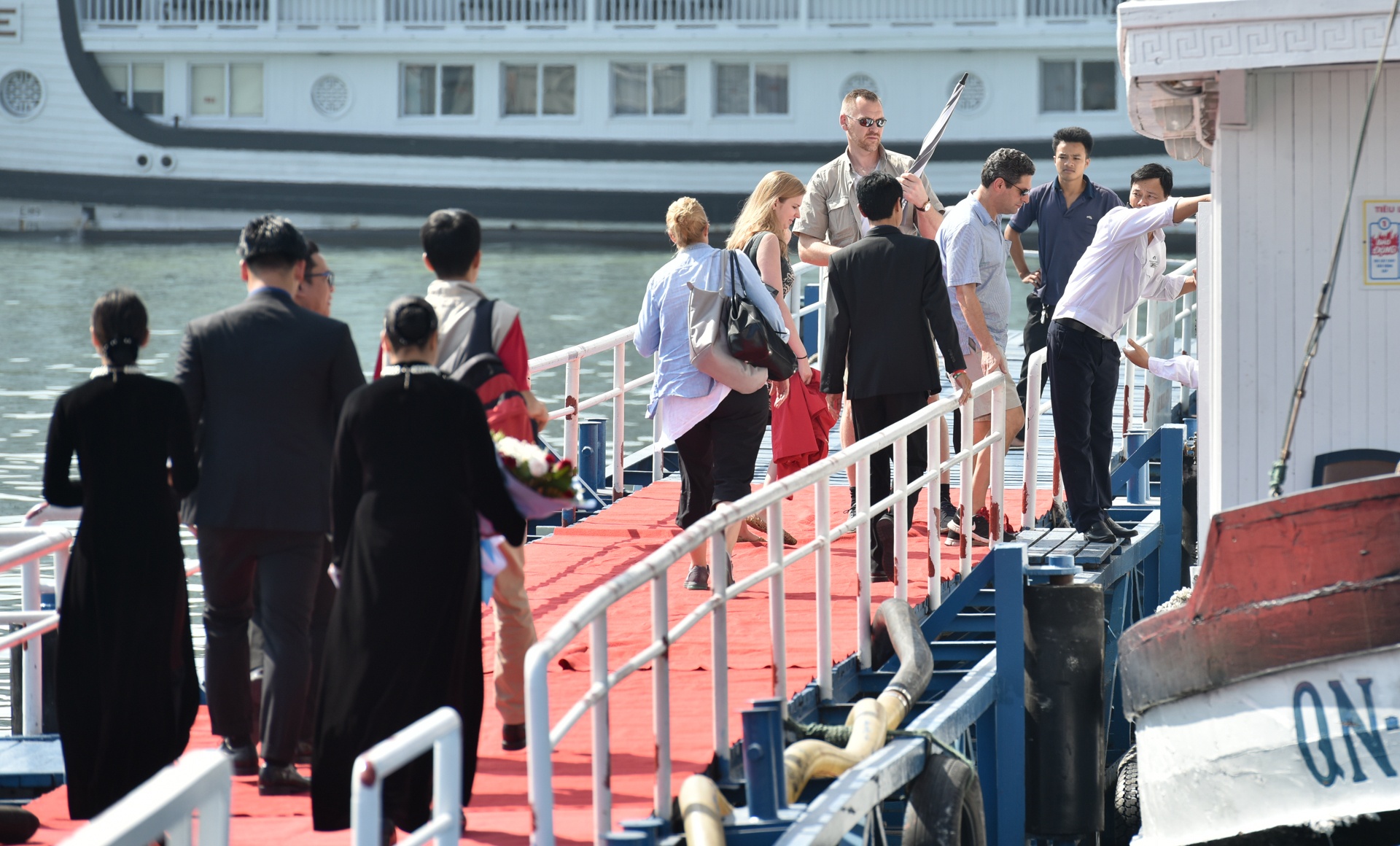 COO facebook len thuyen tham vinh ha long anh 6