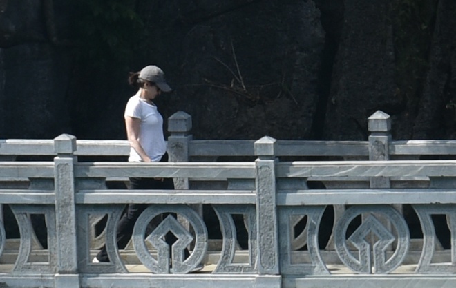 'Nu tuong' Facebook cung 2 con di du thuyen tham Vinh Ha Long hinh anh