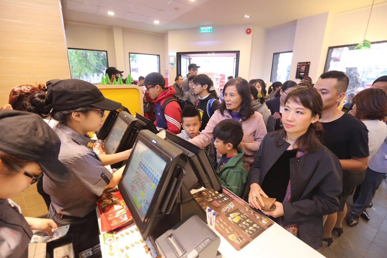 Cho mua banh mi, ga ran, khoai tay ngay McDonald's mo cua o Ha Noi hinh anh