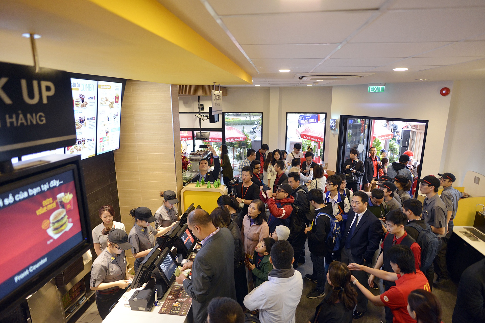 Khach thu do to mo ngay McDonald's mo cua hang dau tien tai Ha Noi hinh anh