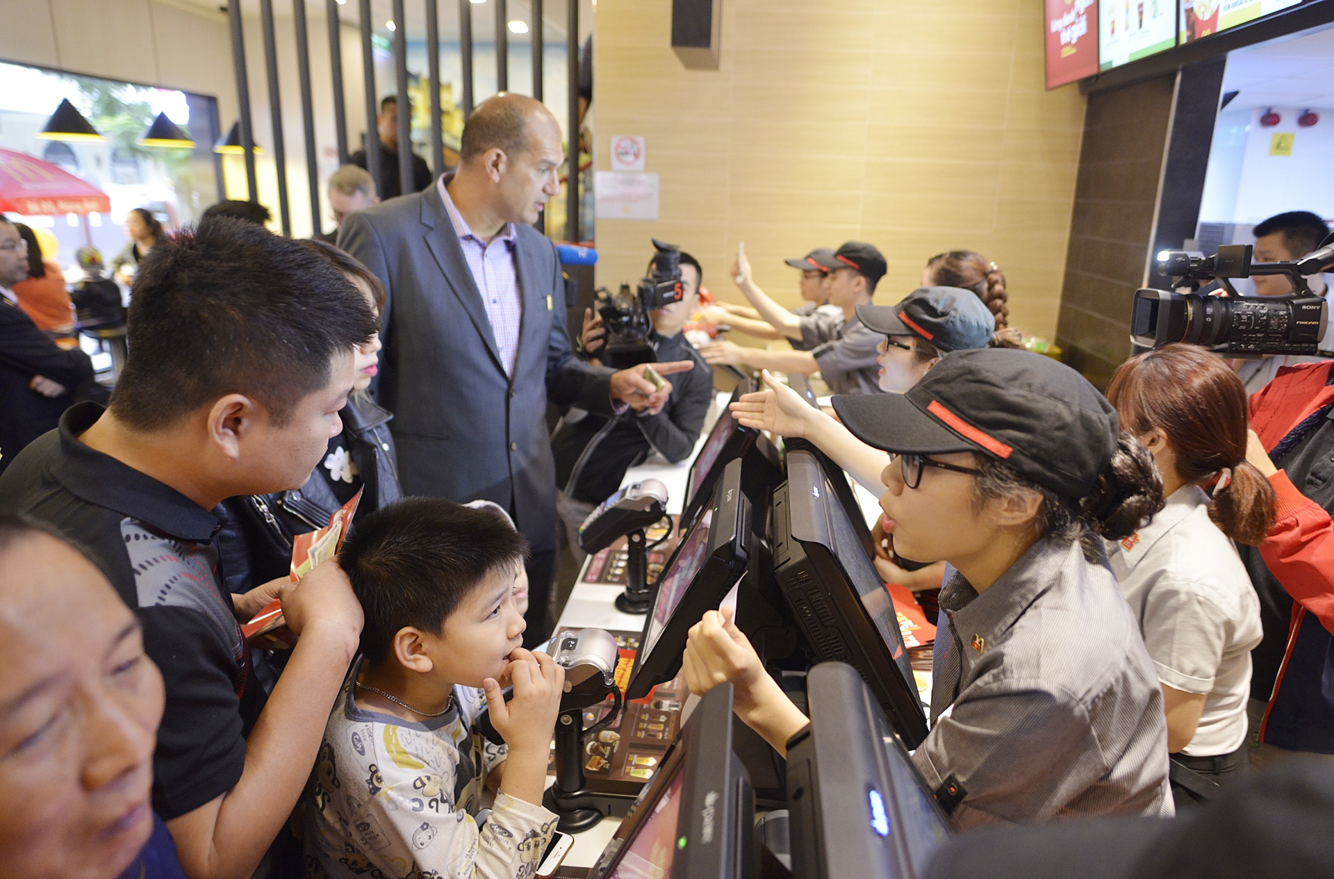 khai truong cua hang mcdonald's tai ha noi anh 8