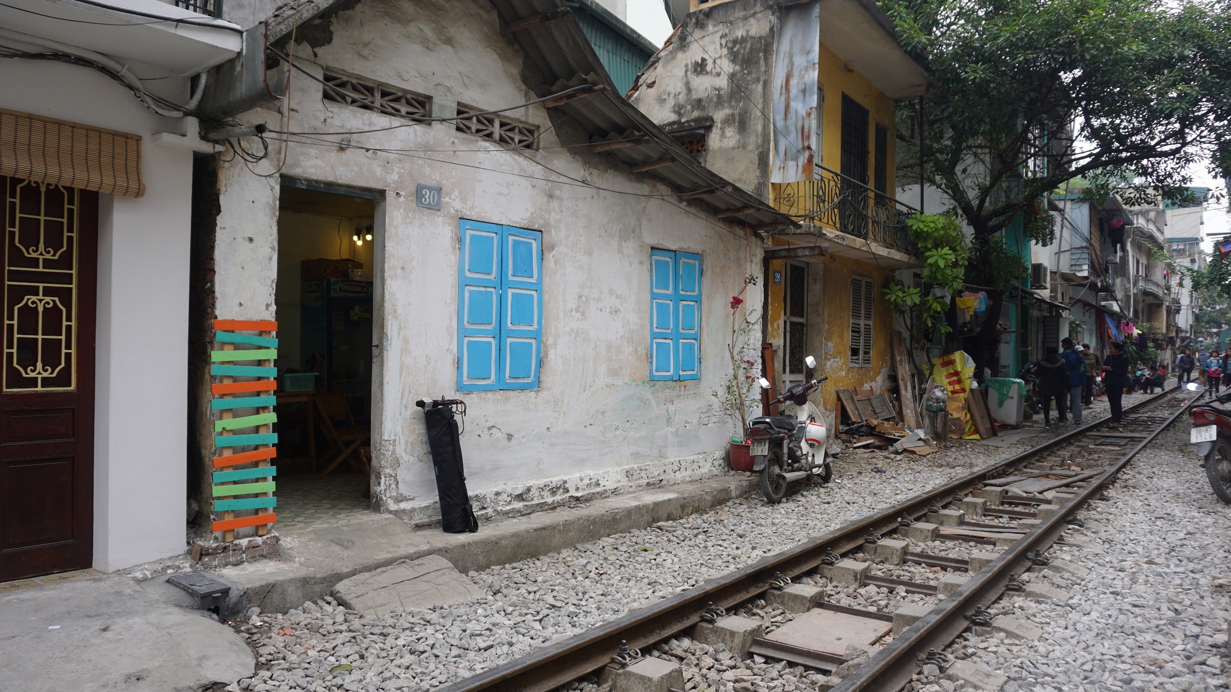 quan ca phe nam canh duong ray tau hoa anh 1