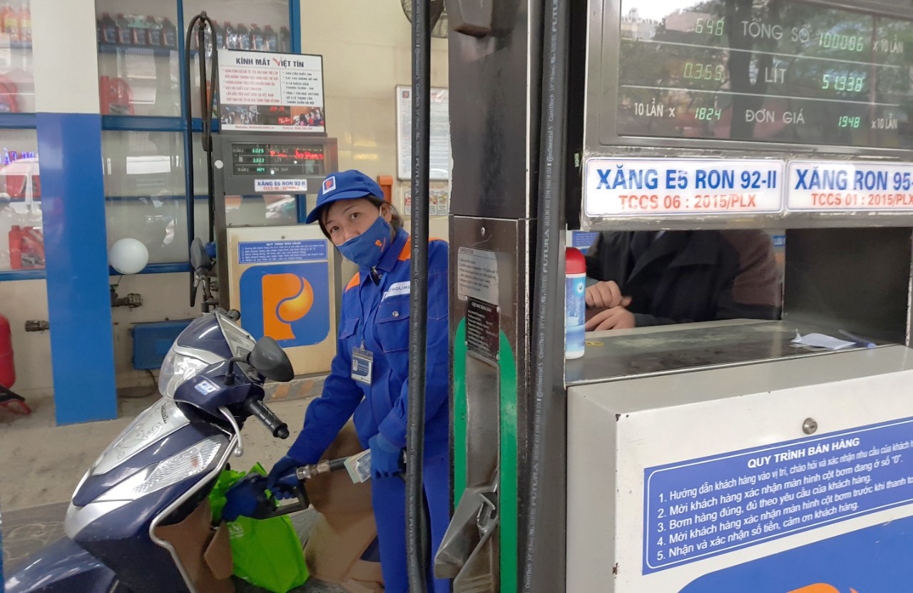 ‘Co khach hang den to tieng va yeu cau hut xang E5 ra’ hinh anh