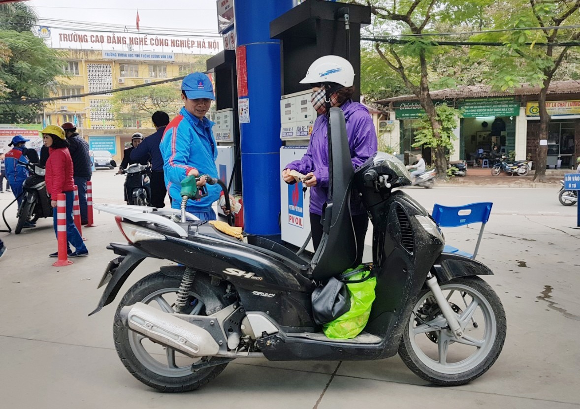 PV Oil ban duoc 600 m3 xang E5 moi ngay, Petrolimex chua co thong ke hinh anh