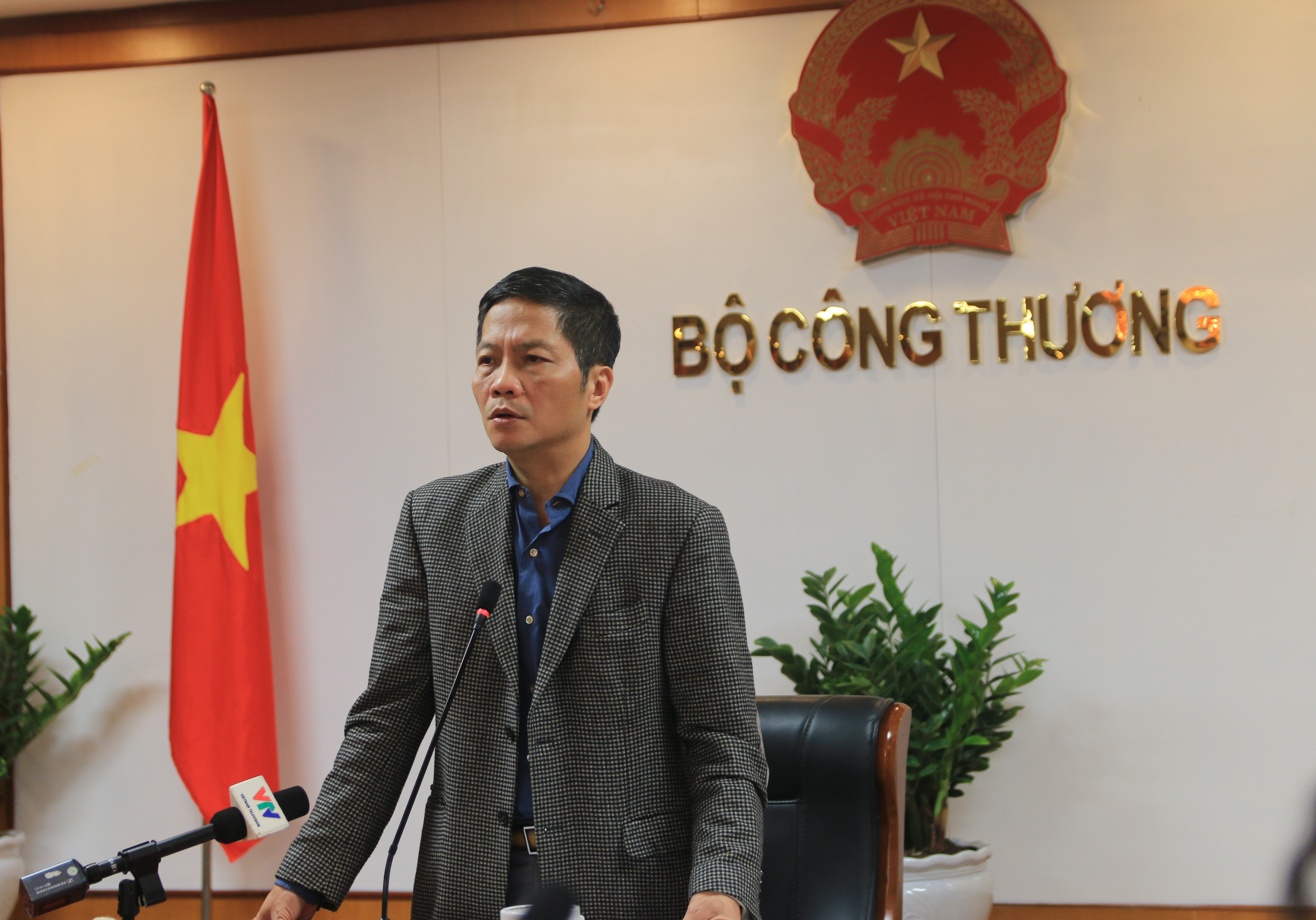 Bo truong Cong Thuong phe binh lanh dao quan ly thi truong hinh anh