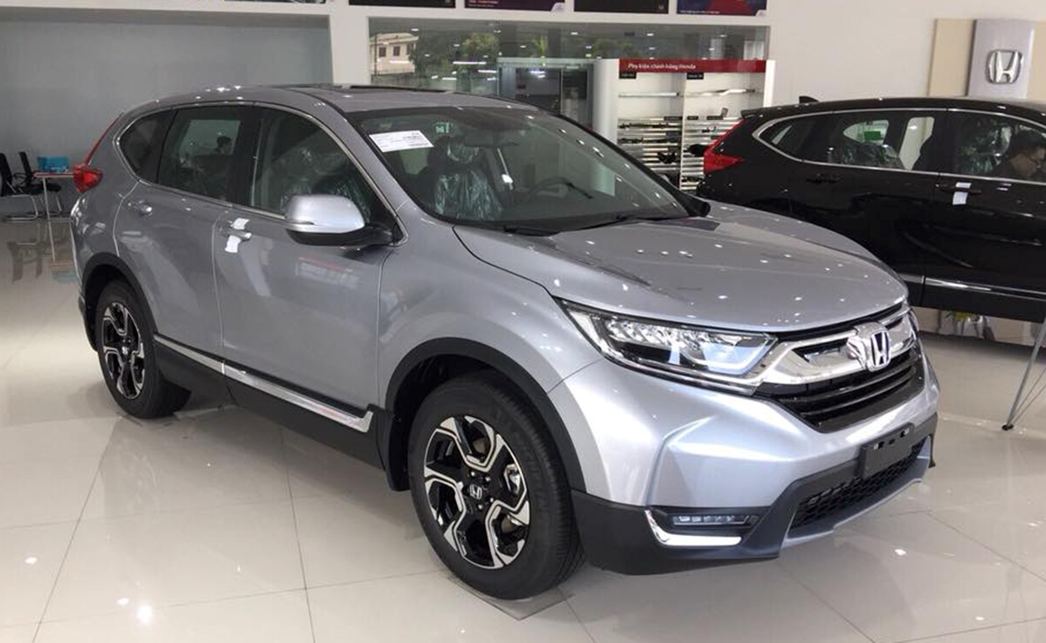 Nhap khau oto duoi 9 cho giam gan 500 lan, nua thang chi 6 xe qua cang hinh anh