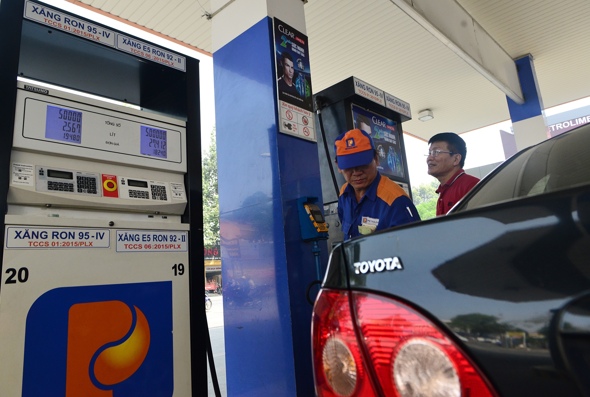 Xang E5 tang hon 400 dong mot lit, A95 van de doanh nghiep dinh gia hinh anh