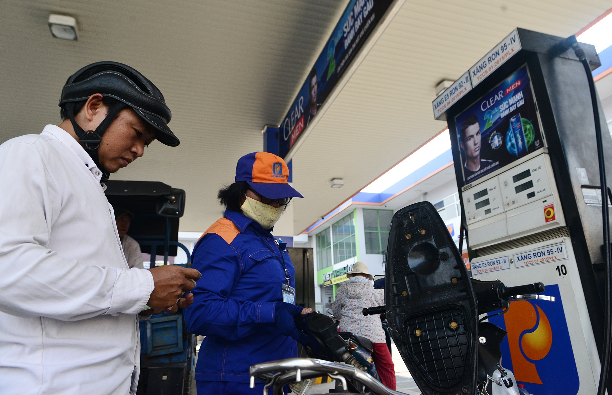 Bo Tai chinh lan dau len tieng ve viec quan ly gia xang A95 hinh anh