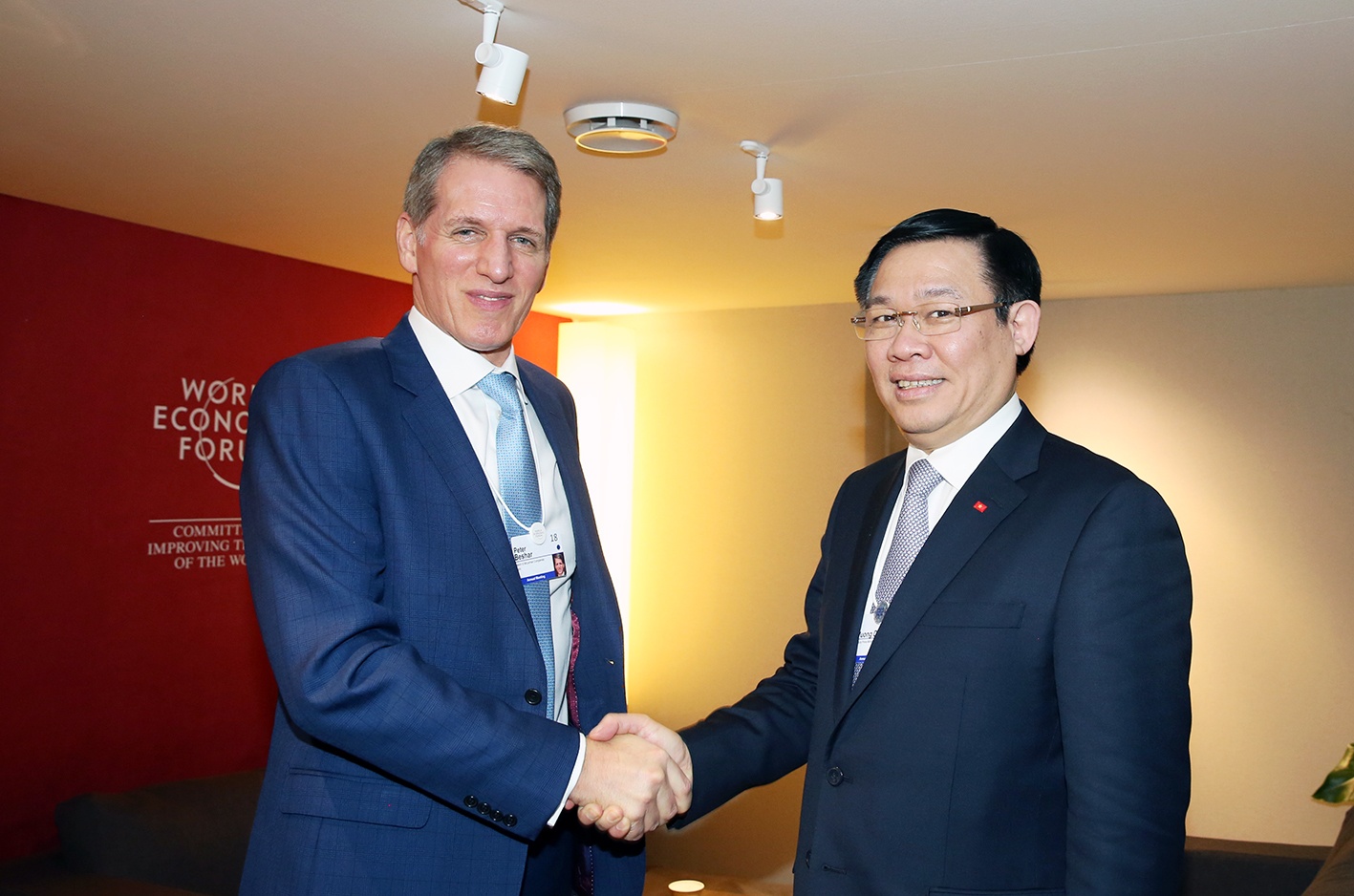 Pho thu tuong gap go nhieu lanh dao tap doan lon o chau Au hinh anh