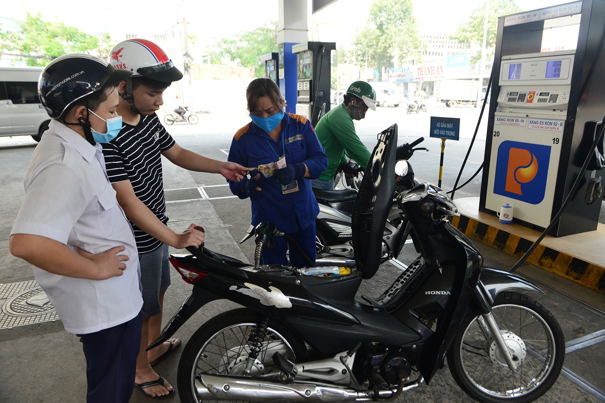 Thu tuong yeu cau bao cao khan viec chenh lech gia xang dau hinh anh