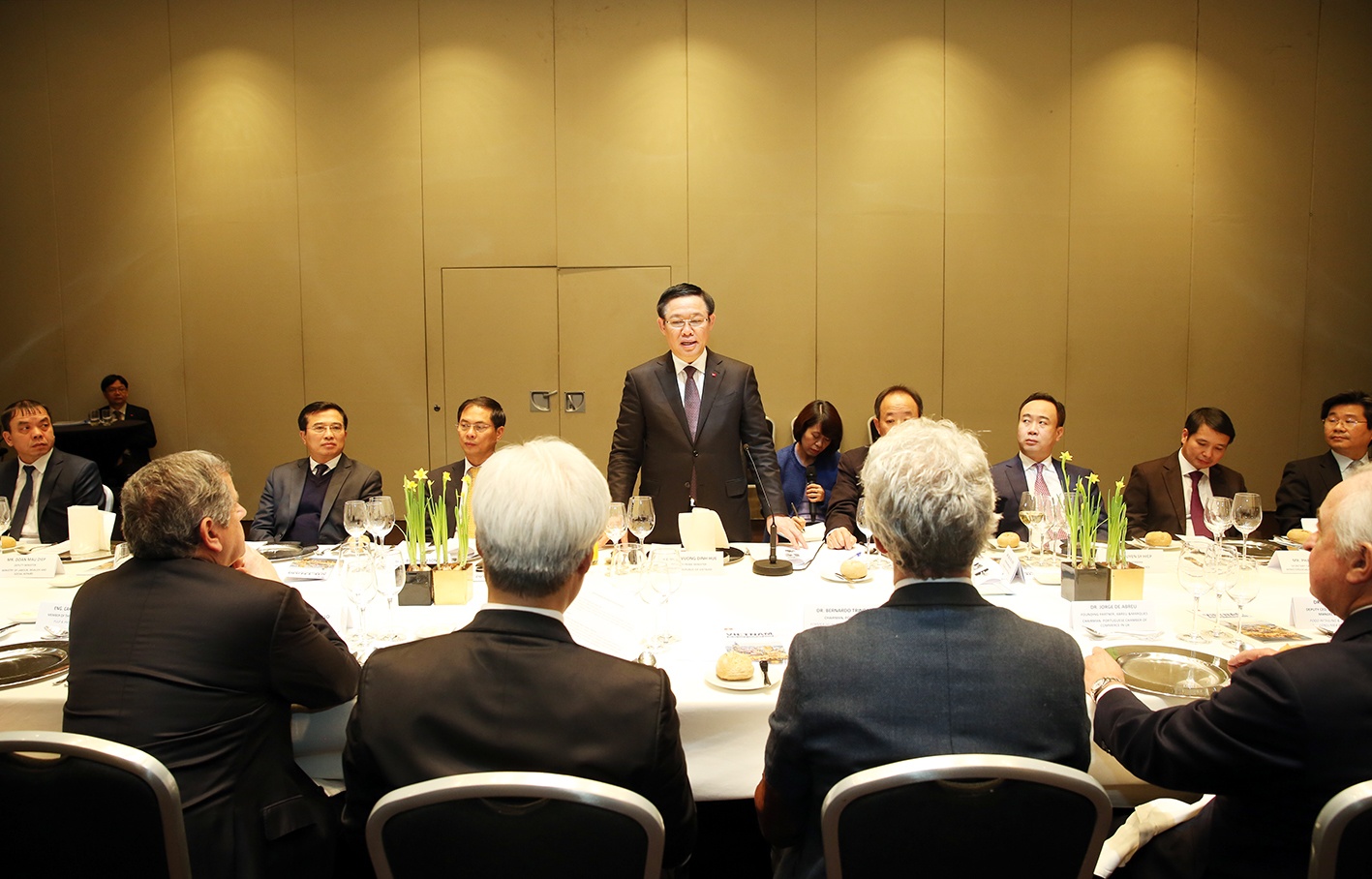 Pho thu tuong Vuong Dinh Hue gap go nhieu tap doan hang dau Bo Dao Nha hinh anh