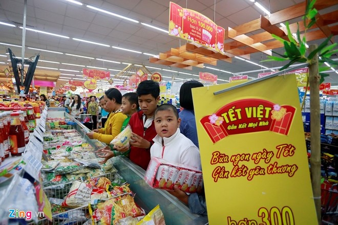 Nguoi Viet mua quan ao, thuc pham qua mang tang manh tu Tet Duong lich hinh anh