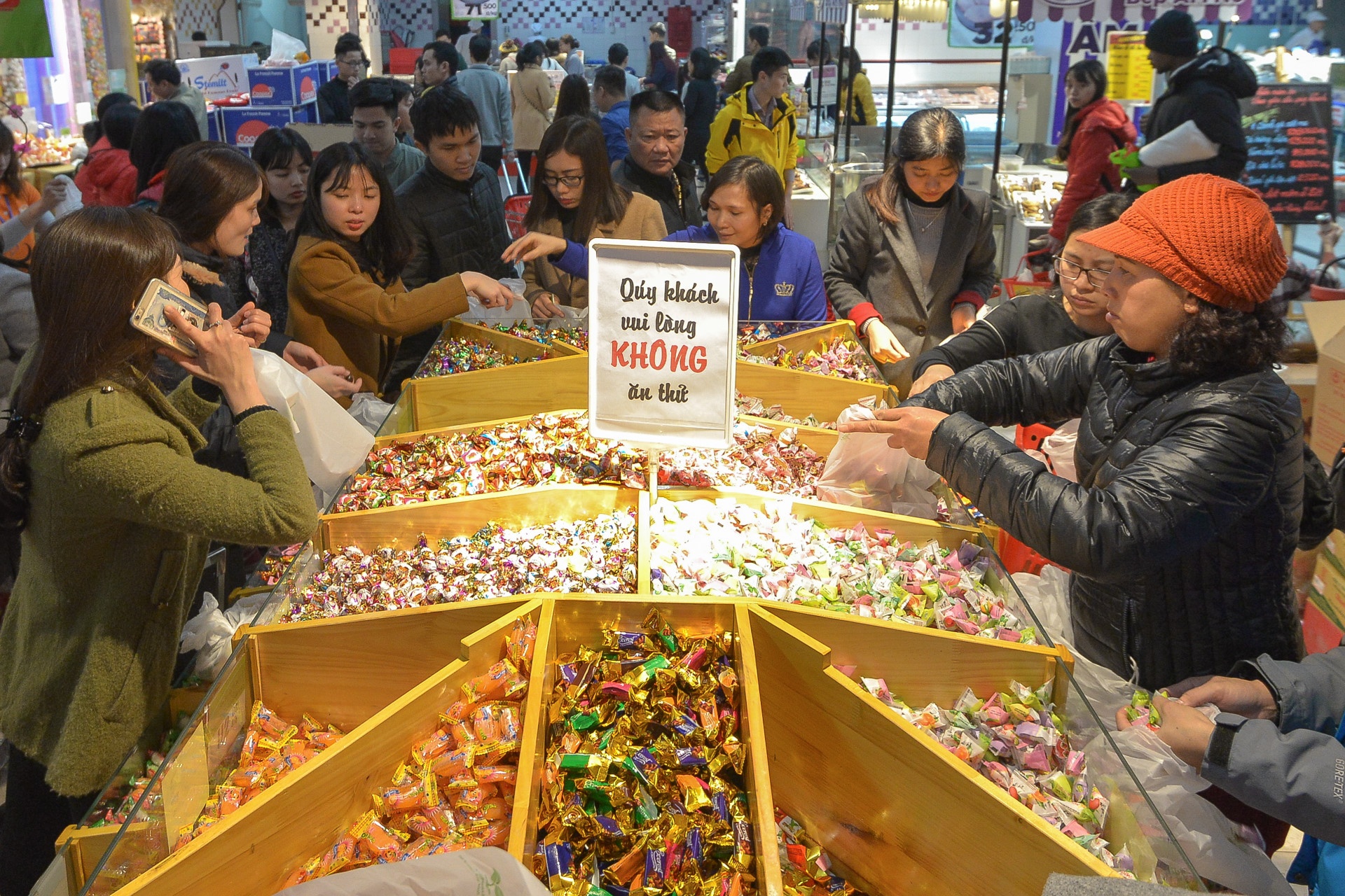 Sieu thi mo ban xuyen Tet, cho Ha Noi mo cua tu sang mung 1 hinh anh