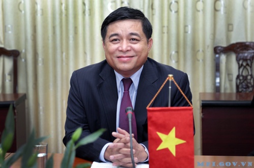 Bo truong Nguyen Chi Dung ke chuyen kiem tra cap duoi bang 3 cau hoi hinh anh