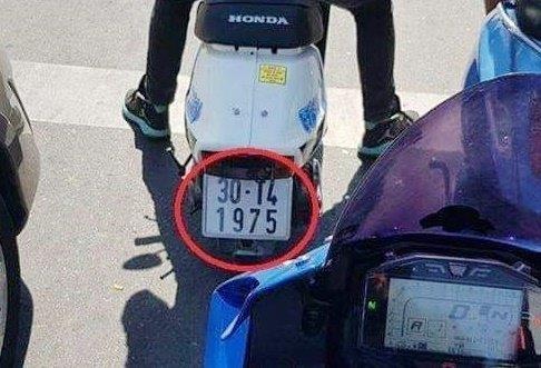 Chiec xe may bien so 30 - T4 - 1975 gay sot hinh anh