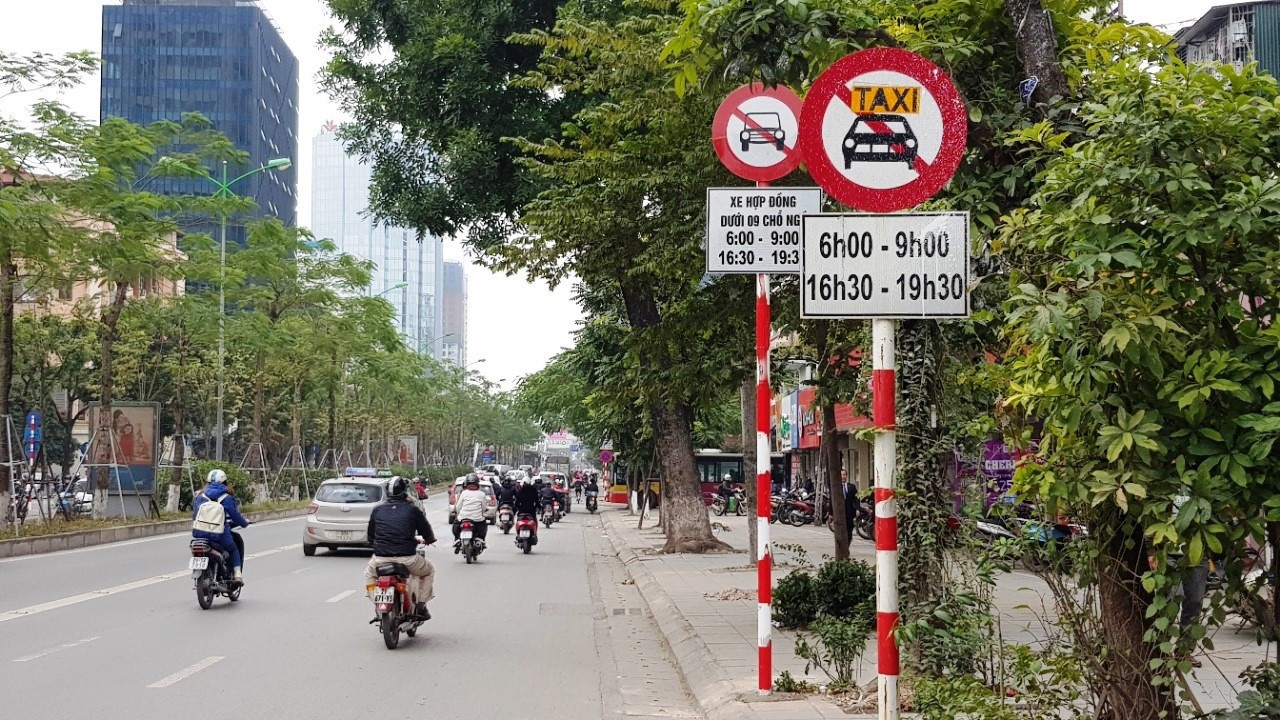 Bo GTVT noi gi ve viec cam Uber, Grab tren 11 tuyen pho? hinh anh