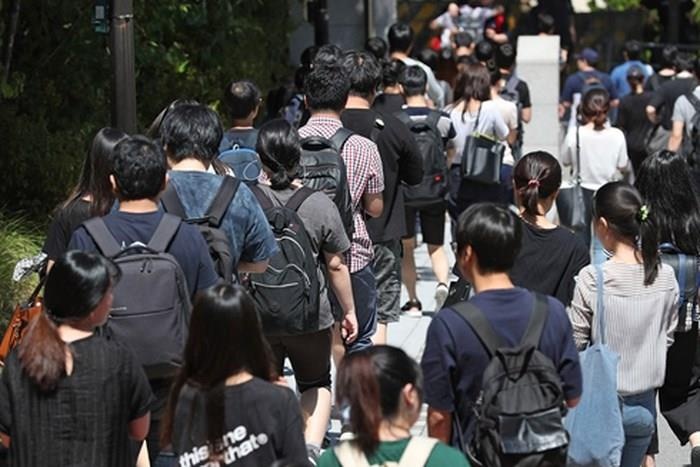 Gioi tre Han Quoc hoan ket hon vi ganh nang... thieu tien hinh anh