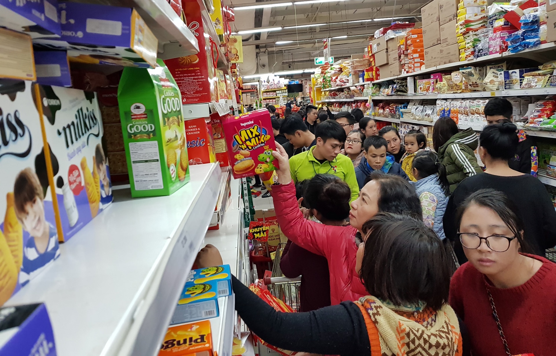 62% khieu nai hang hoa nam 2017 o Ha Noi, TP.HCM hinh anh