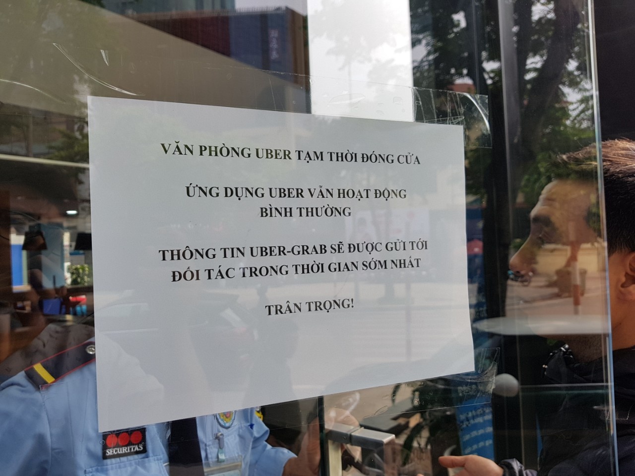 Tru so Uber dong cua khi tai xe den tim hoi chuyen sap nhap hinh anh