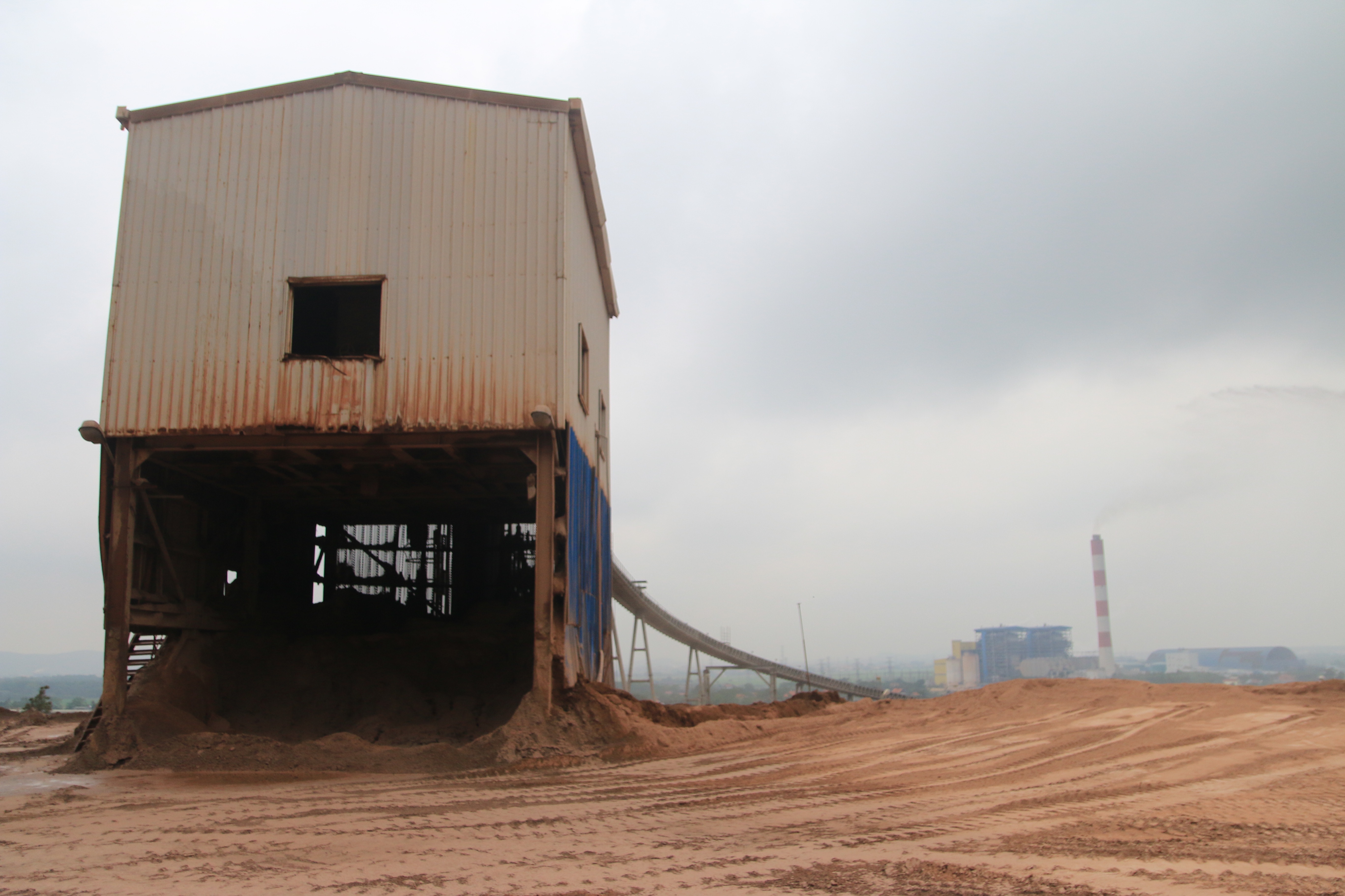 ben trong nha may tai che xi tro nhiet dien lon nhat Viet nam anh 2