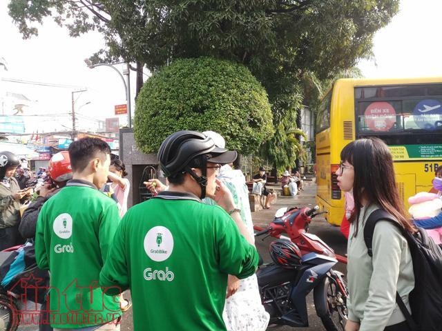 Hanh khach o ben xe Mien Dong bi Grabbike ‘chat chem' hinh anh