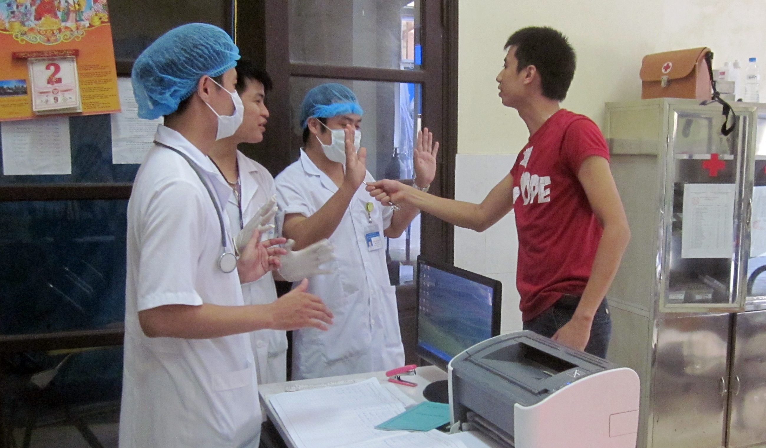 'Tai sao bac si thuong bi danh o benh vien cong, vien tu lai khong?' hinh anh