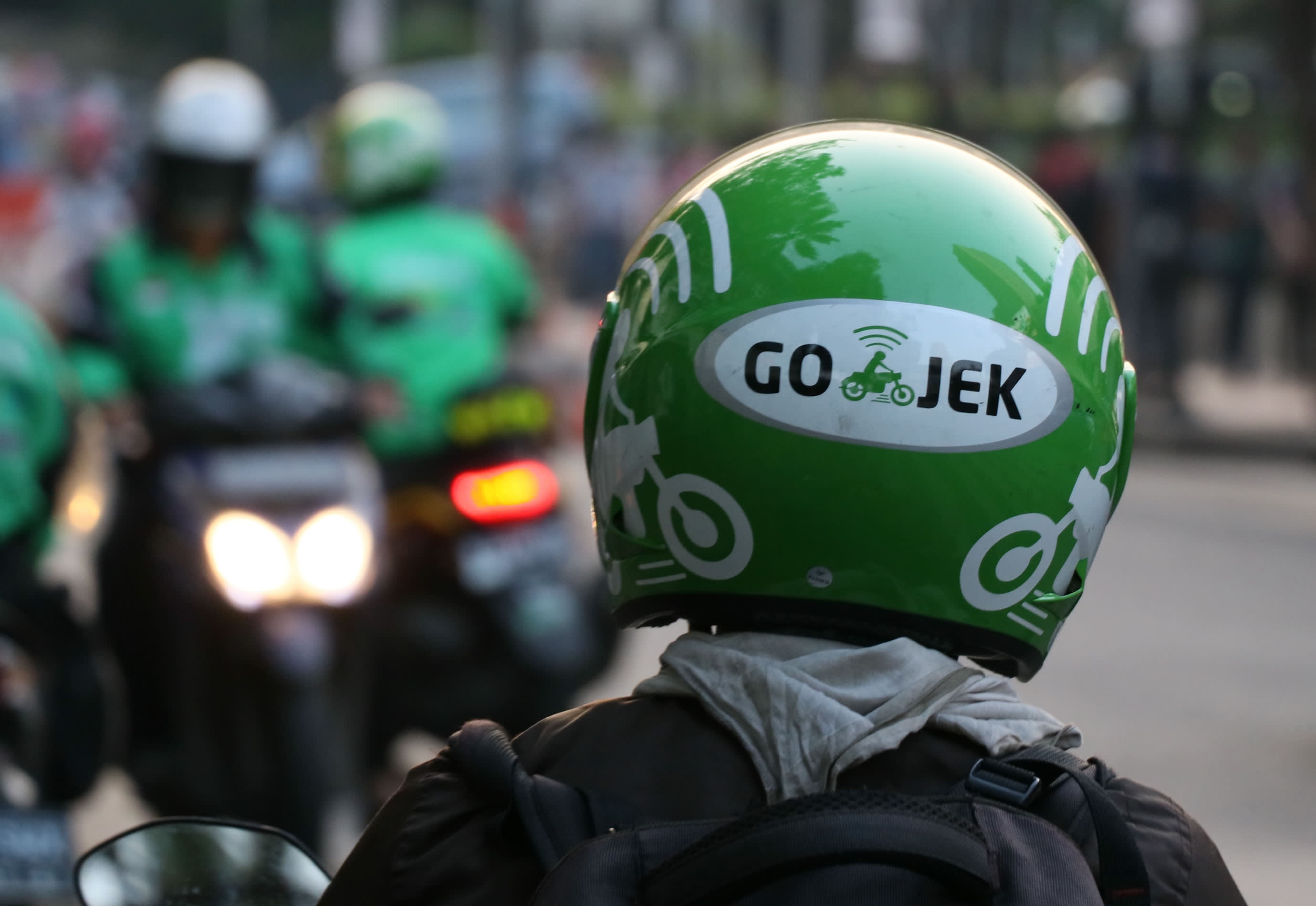 Go-Jek bat ngo thua Grab tren san nha hinh anh