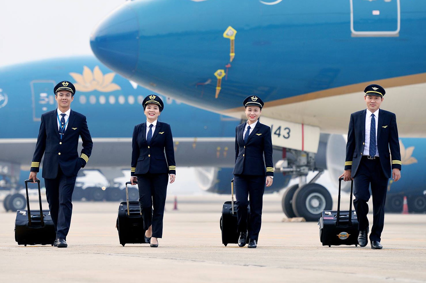 Bo GTVT noi ve vu hang loat phi cong Vietnam Airlines xin nghi viec hinh anh