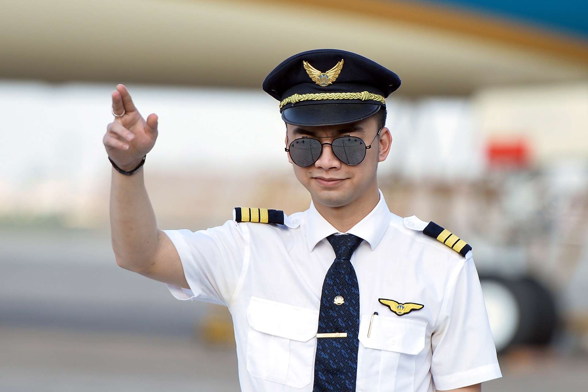 Hang loat phi cong Vietnam Airlines lai xin nghi viec, gui don cau cuu hinh anh