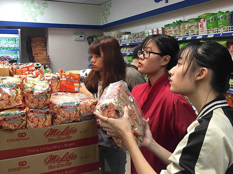 Sao lai buoc mi tom phai co sat, kem? hinh anh