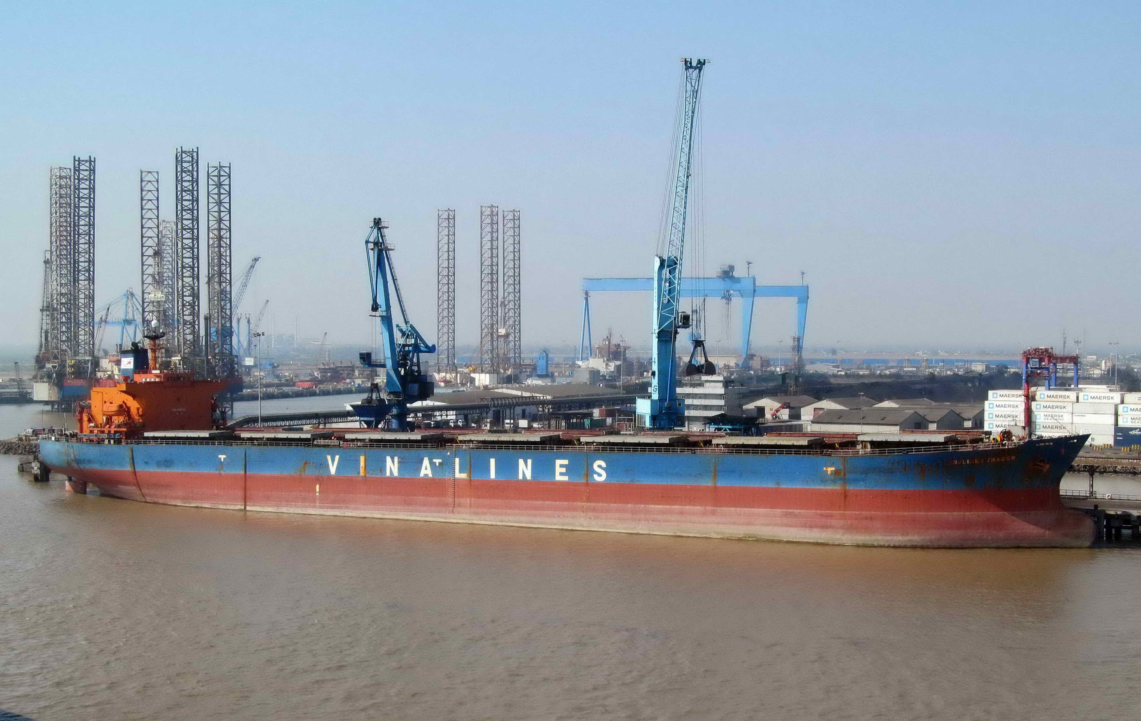 Nua nam, Vinalines bao lo tren 1.100 ty dong hinh anh