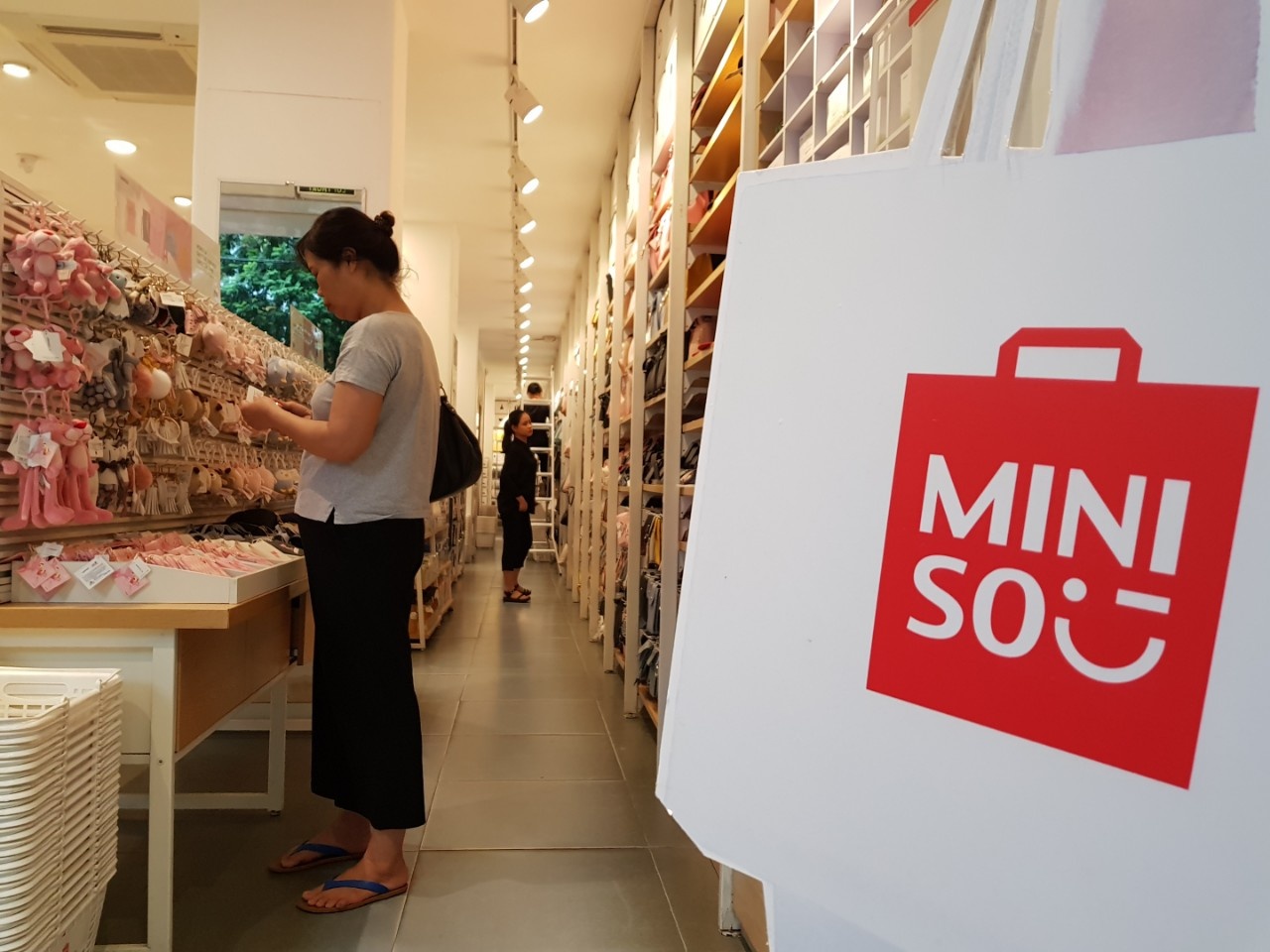 'Mac ghi made in China bang con kien thi sao khach hang phan biet?' hinh anh