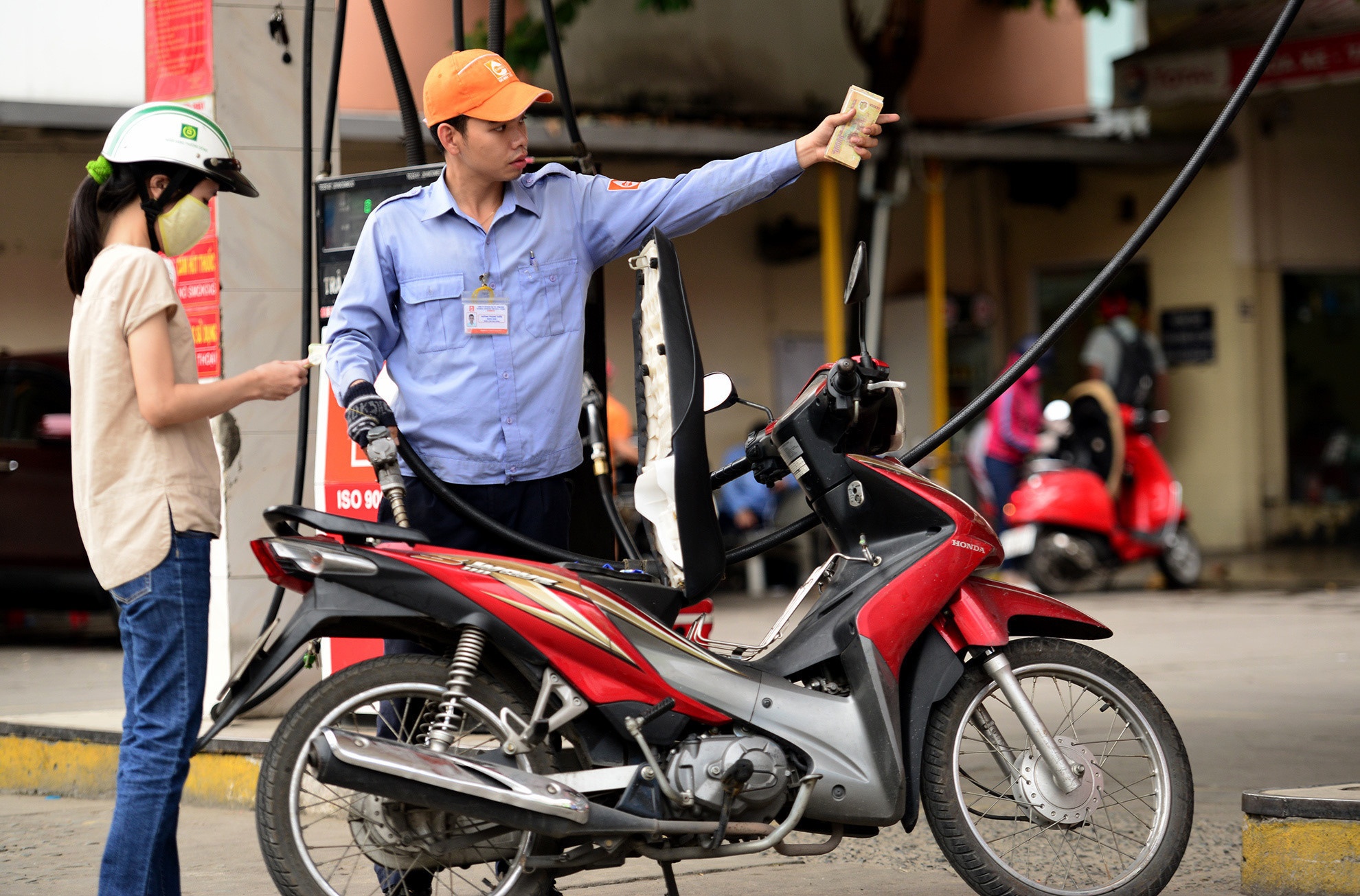 Tiep tuc giu gia xang E5 o muc 19.611 dong/lit hinh anh