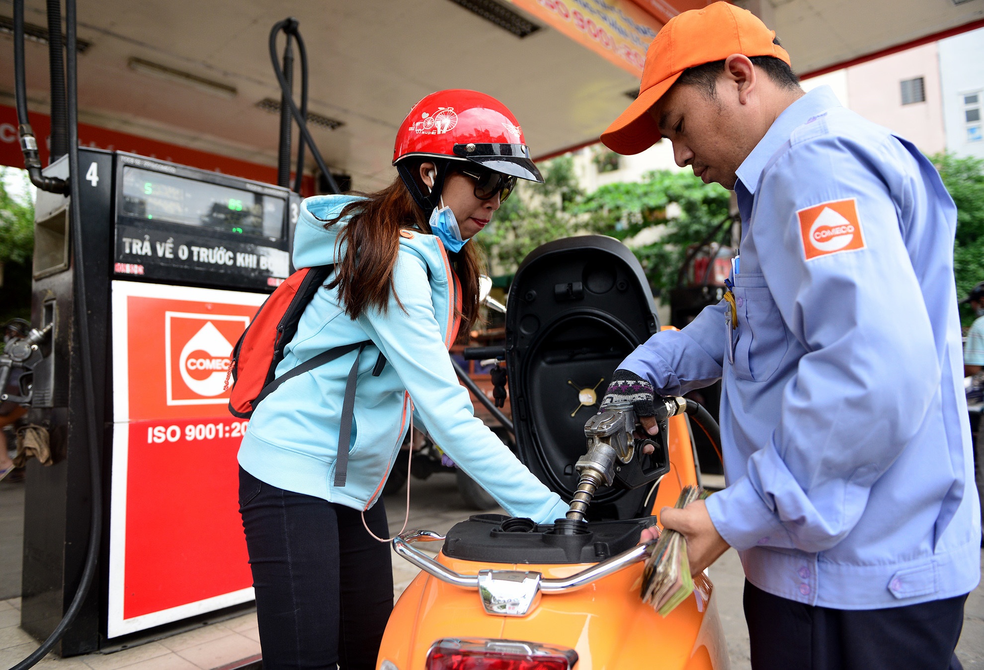 Gan 2 thang, gia xang giu nguyen muc 19.611 dong/lit hinh anh