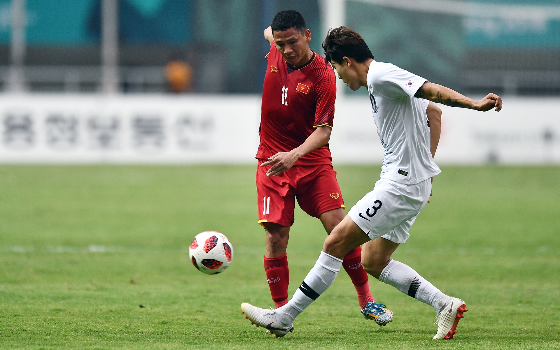 Quang cao o tran Olympic Viet Nam va UAE co gia bao nhieu? hinh anh