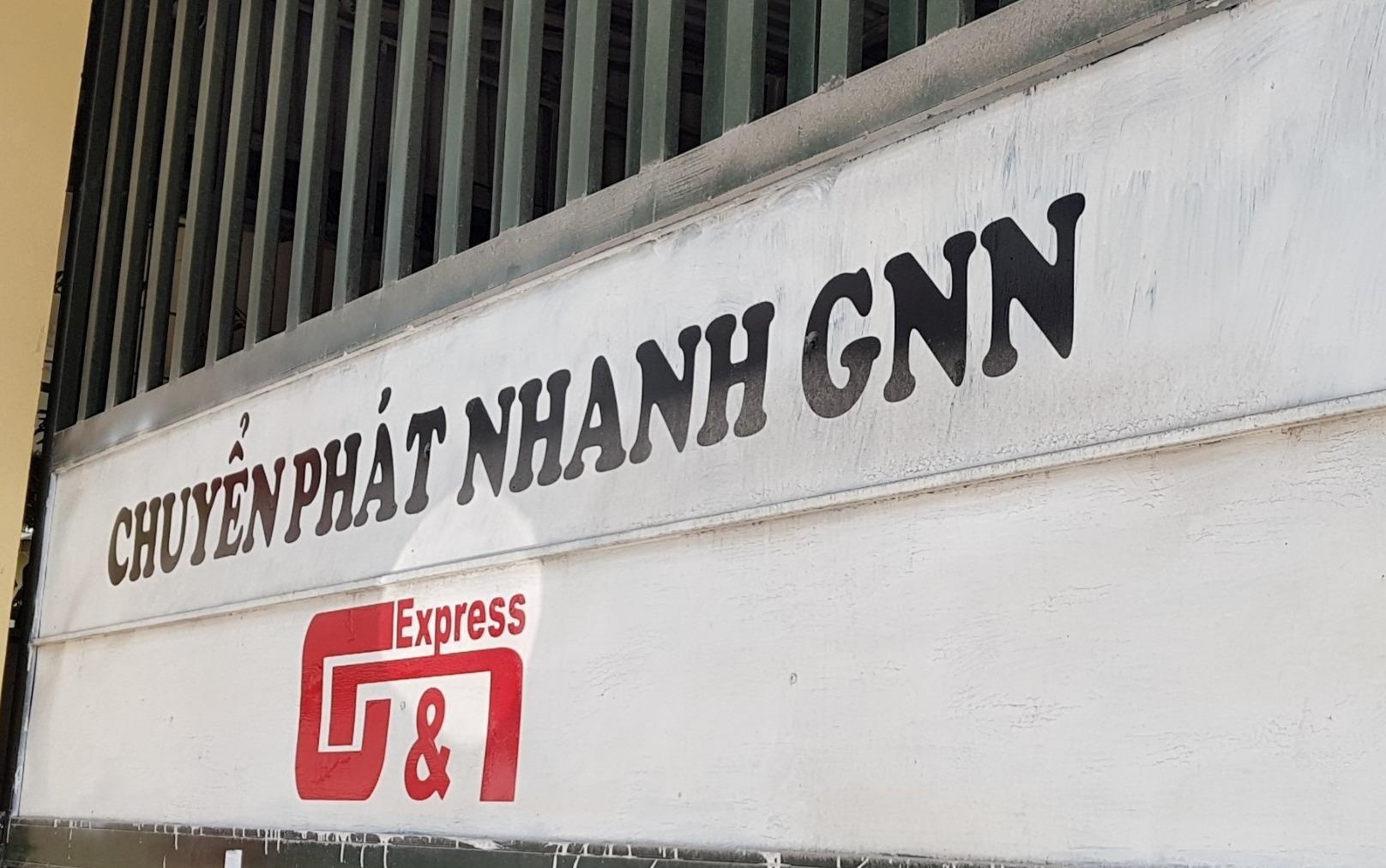 Hang chuyen phat nhanh pha san, khach tu Sai Gon ra Ha Noi doi tien hinh anh