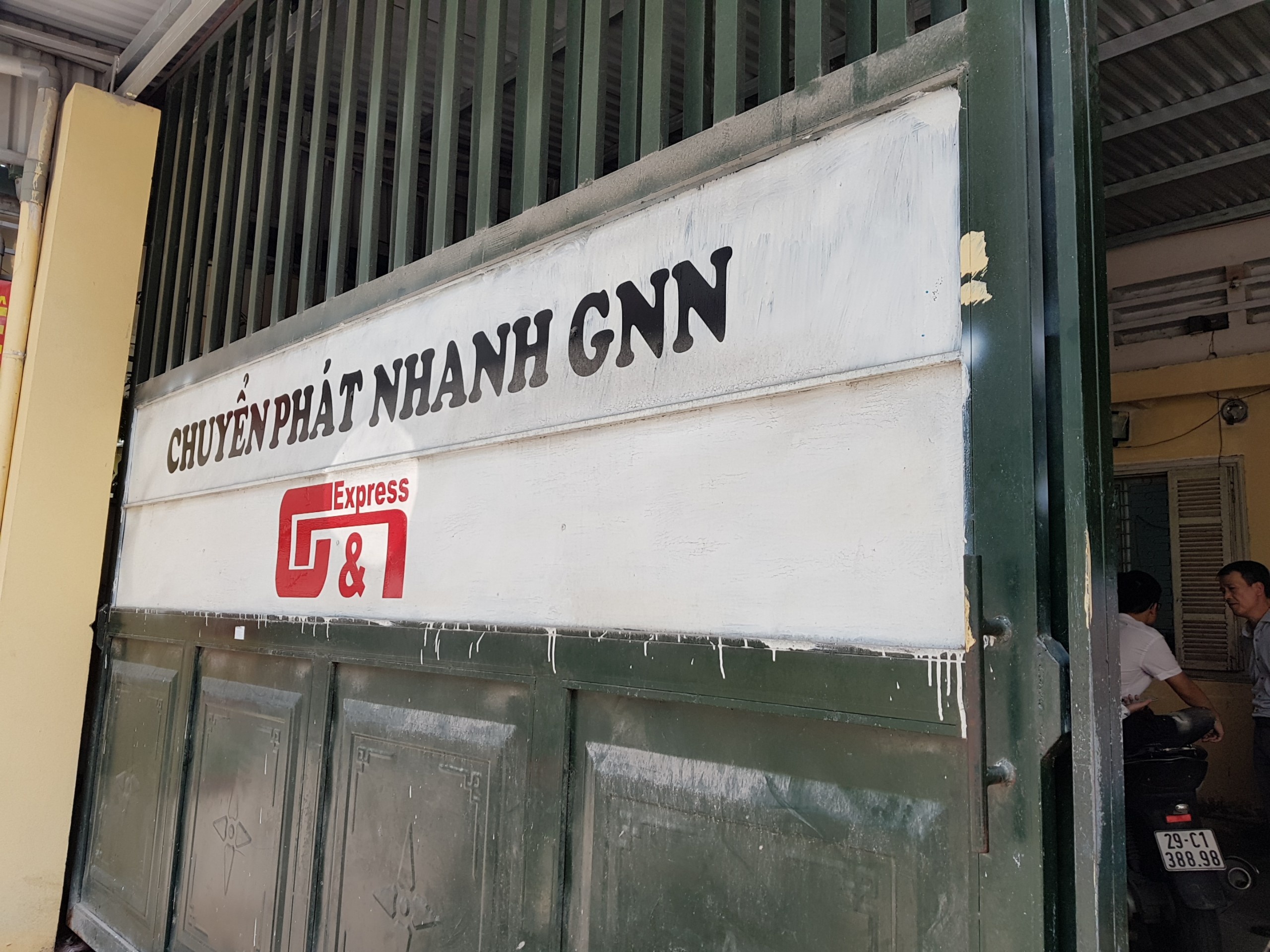 Chuyen gia canh bao rui ro khi uy quyen cho hang giao nhan thu tien ho hinh anh