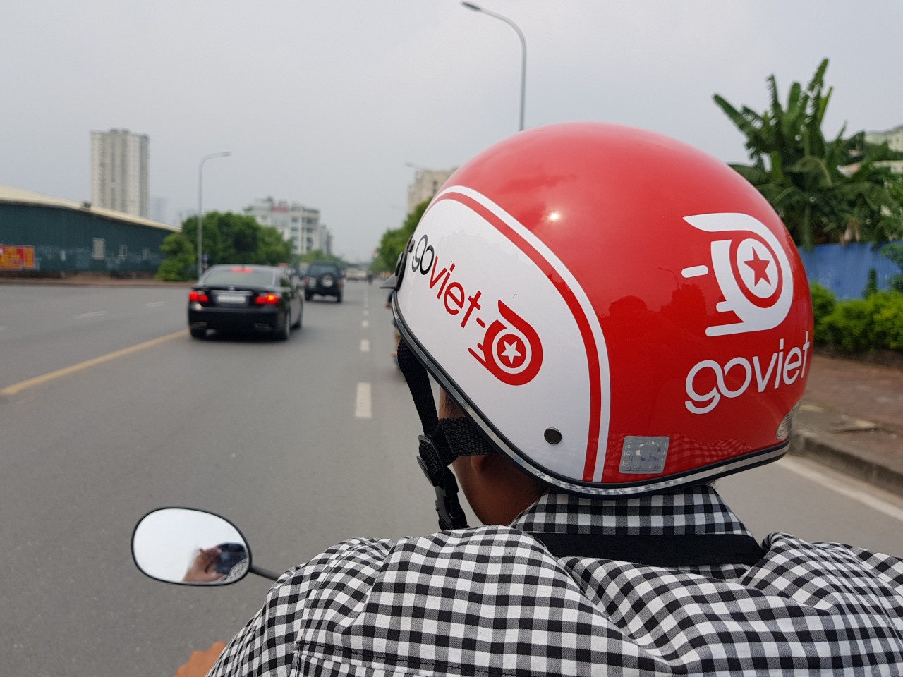 nhan vien go viet dung ra le duong tiep nhan tai xe den dang ky anh 3